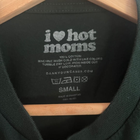 I Love Hot Moms Green Shirt Size Small - Picture 2 of 4